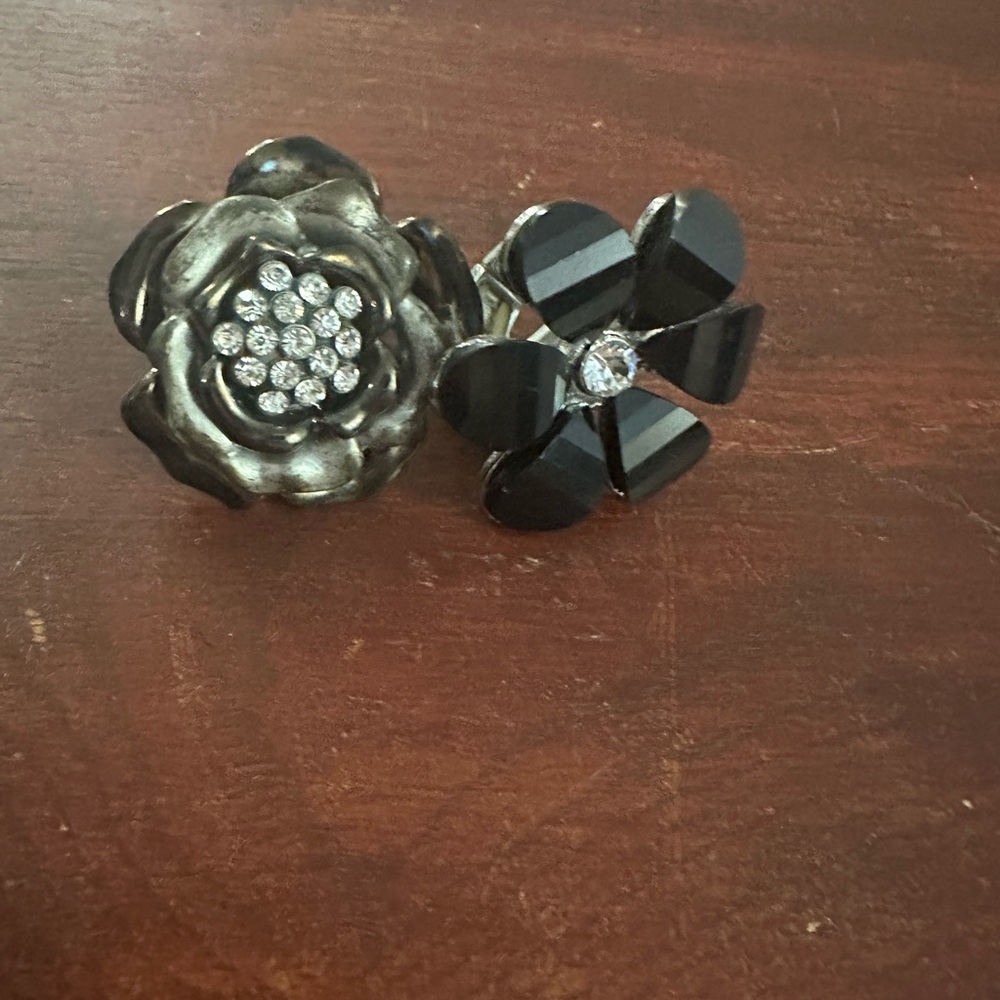 Stretchy floral rings